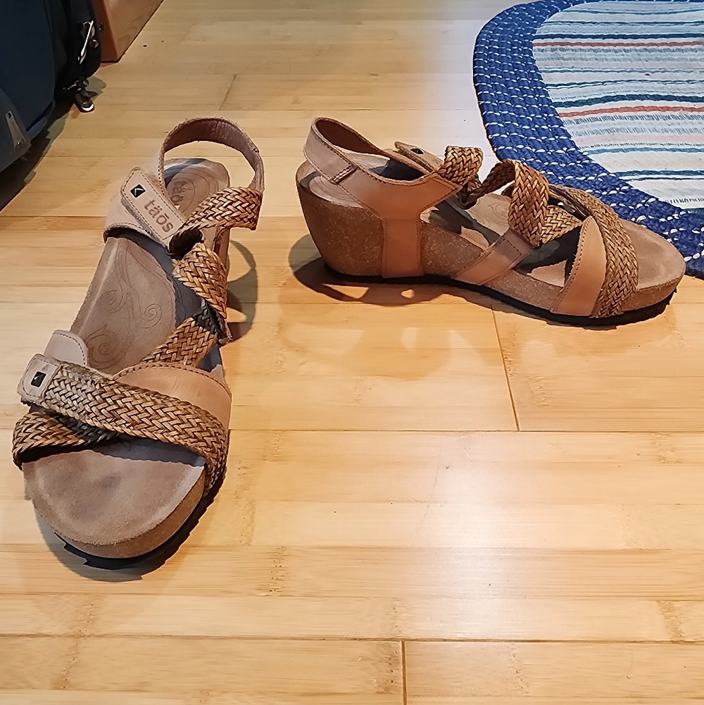 Taos Trulie Wedge Woven Super Softe Leather Wedge Sandals Camel Sz 6.5